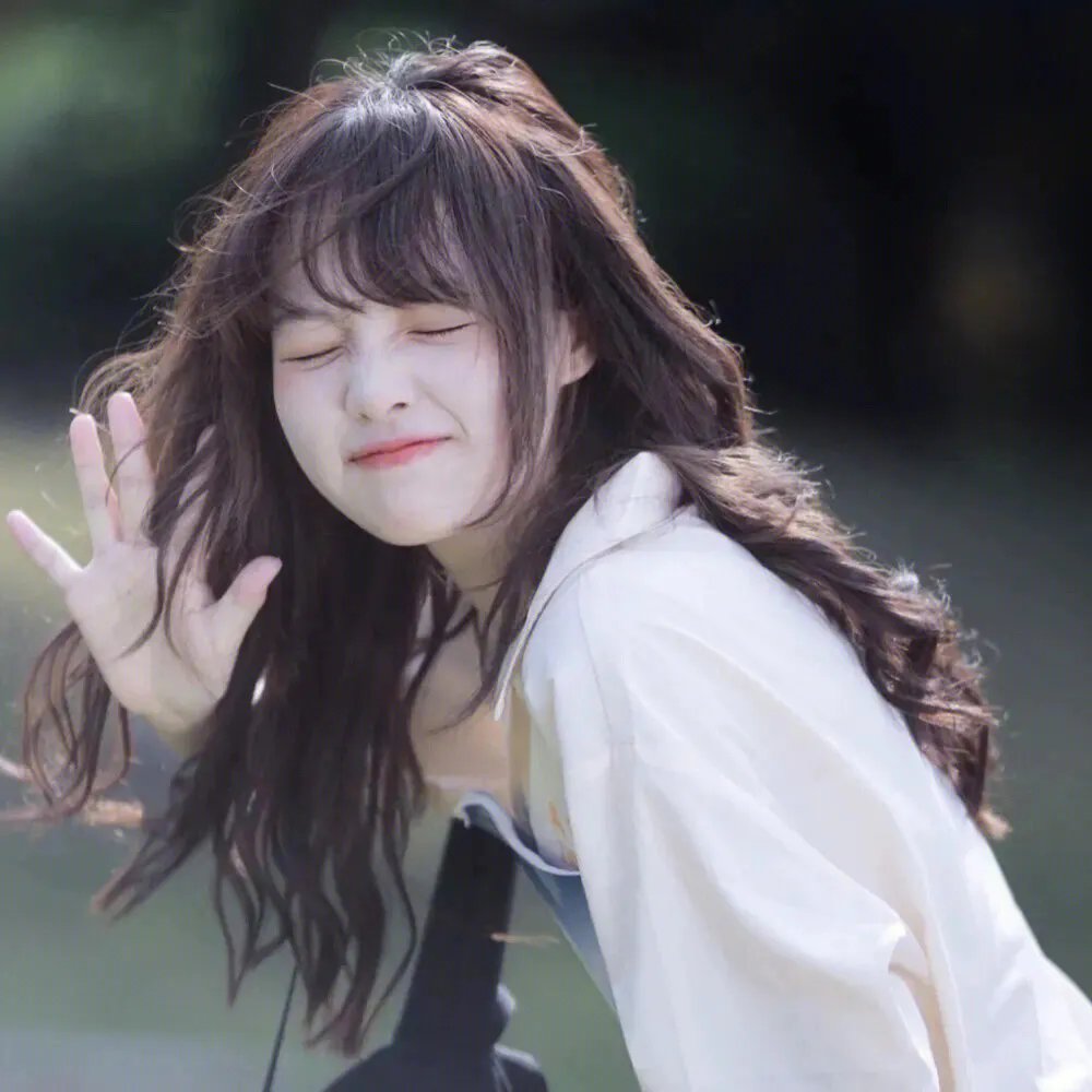 马戏院帐篷顶上的艺人